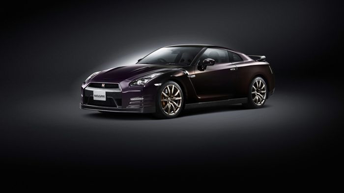 Το GT-R Midnight Opal, περιορισμένης έκδοσης 100 μονάδων, αντλεί το όνομά του από το μοναδικό συνδυασμό δύο αποχρώσεων του μαύρου «Opal και Midnight» 
